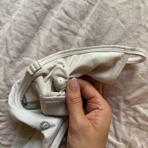 Lululemon white sports bra size 6 - Picture 3 of 3